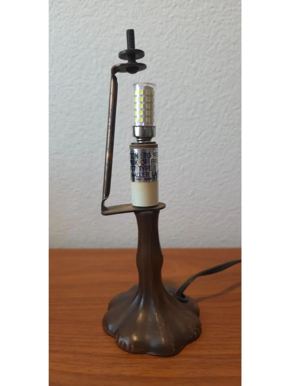 Vintage Tiffany-Style Accent Lamp w/ Stained Glass Floral Shade & Bronze Base